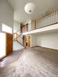 Building Photo - Large 3 Bed, 2.5 Bath Townhome in Northwes...