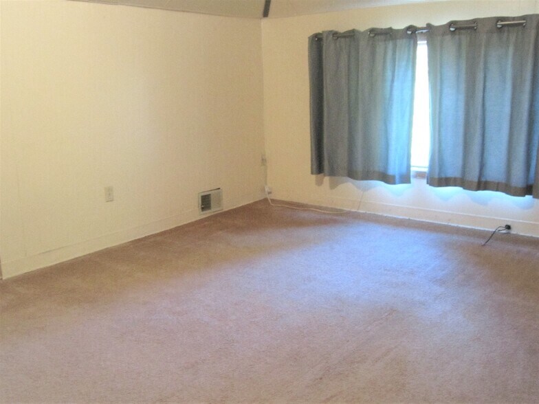 Building Photo - 2421 Beechwood Blvd