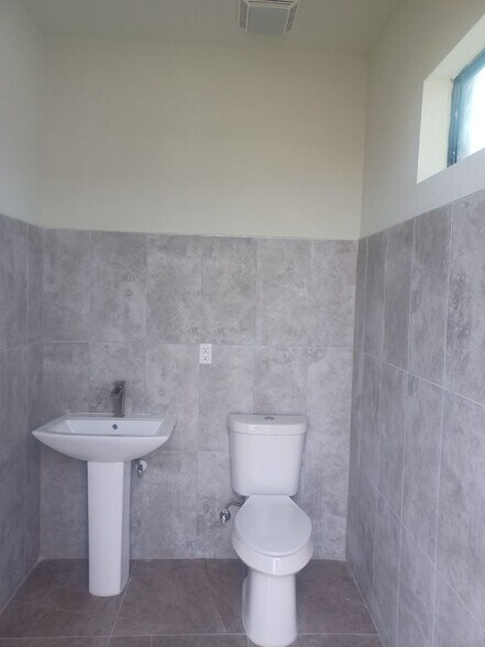 Building Photo - 1638 NW 36th Pl