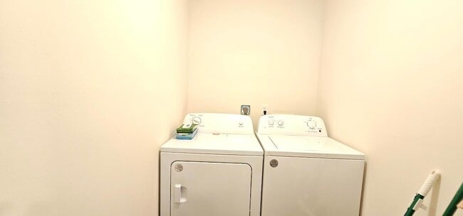 Building Photo - 323 Seminole Ct