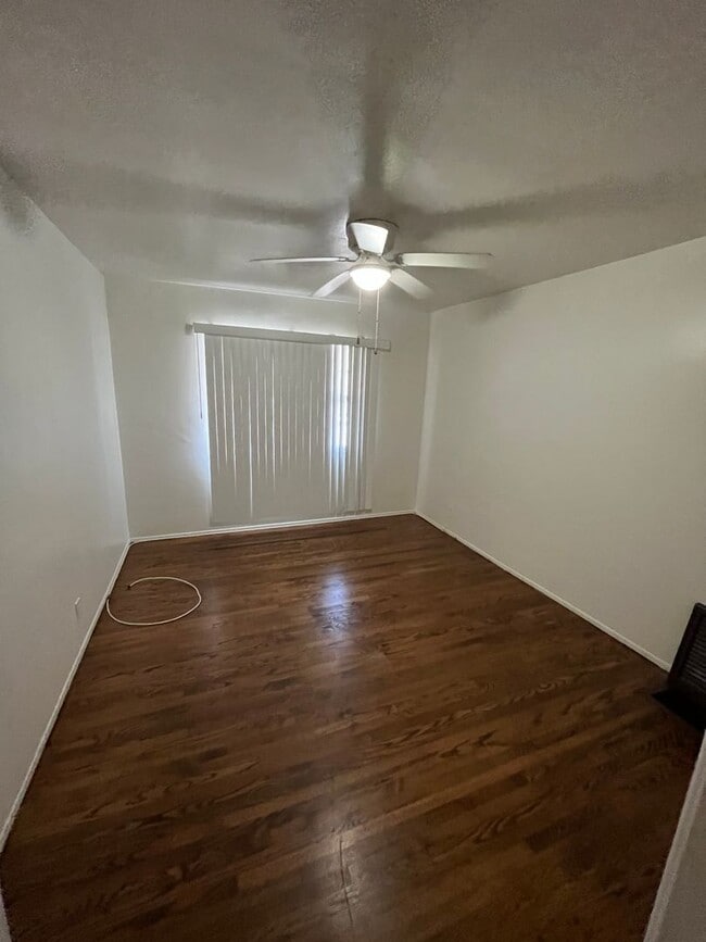 Building Photo - One bedroom condo with garage off Ocean Blvd.