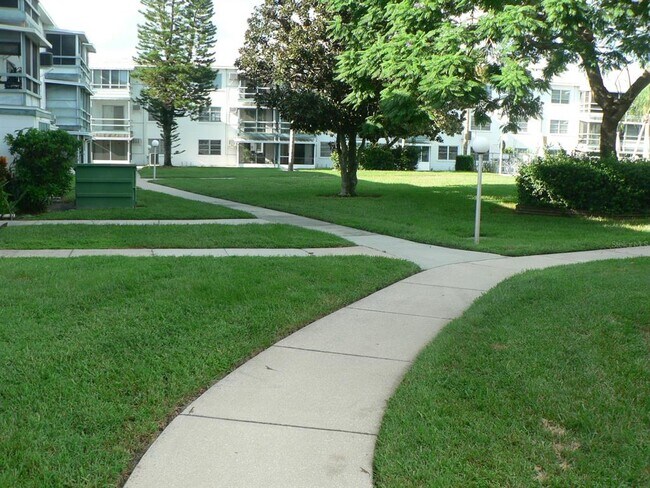 Building Photo - 1810 Sunny Dr