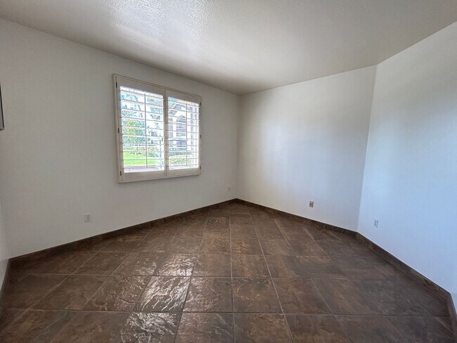 Building Photo - Beautiful 2 Bed 2 Bath Tustin Ranch Condo With Golf Course Views!