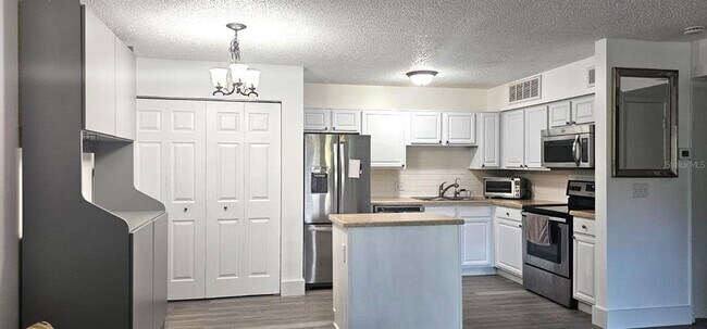 Building Photo - 320 Forestway Cir