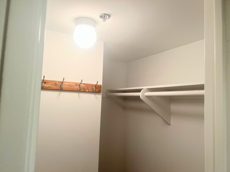 2 walking closets - 10660 Wilshire Blvd