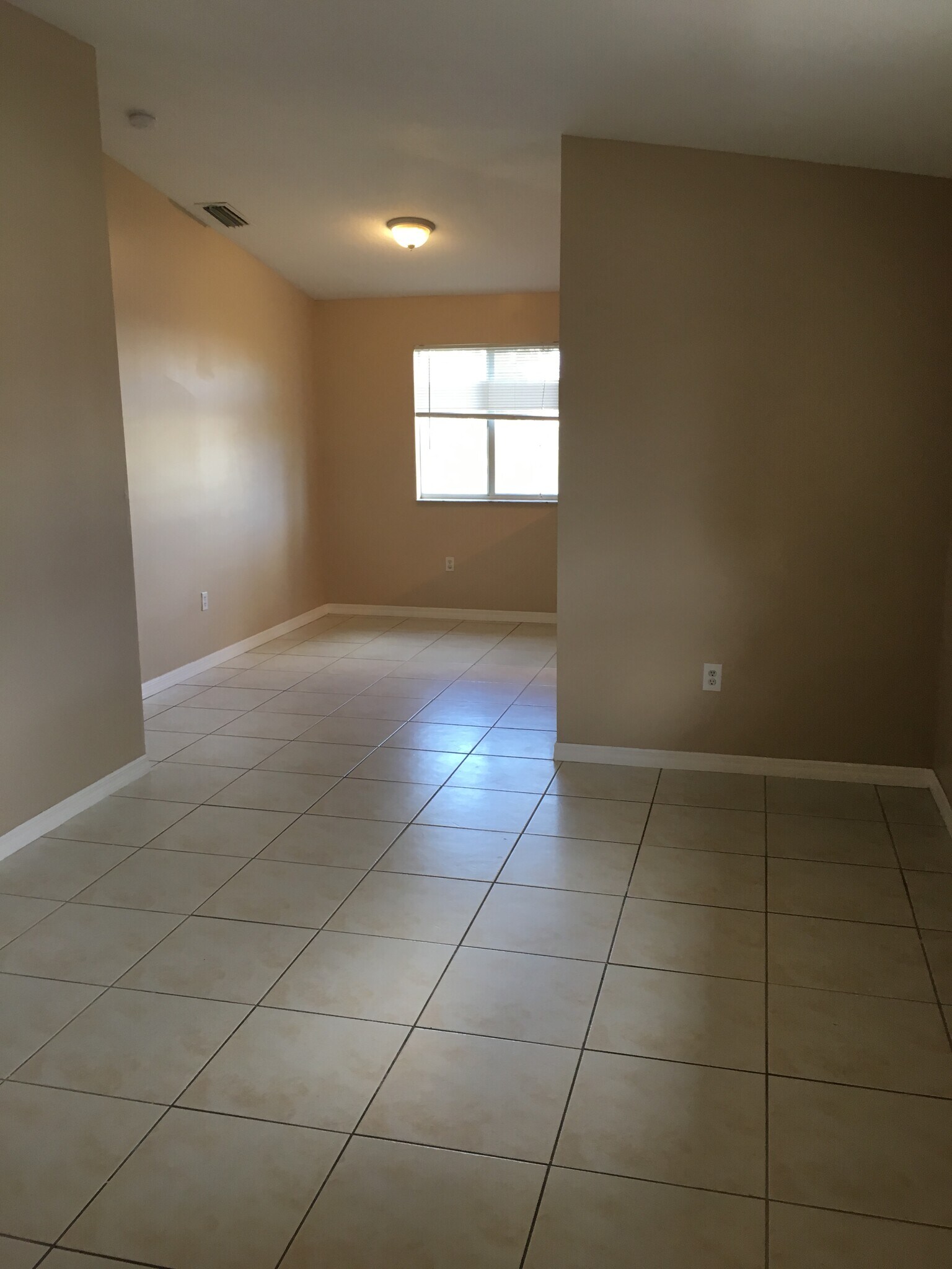 Building Photo - 1261 SE 27th St