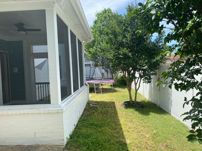 Building Photo - Large 3 bd 2.5 bath with all new paint! Fe...