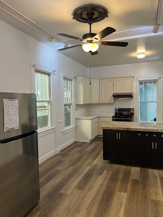 Building Photo - BEAUTIFUL 4+ BEDROOM VICTORIAN!!