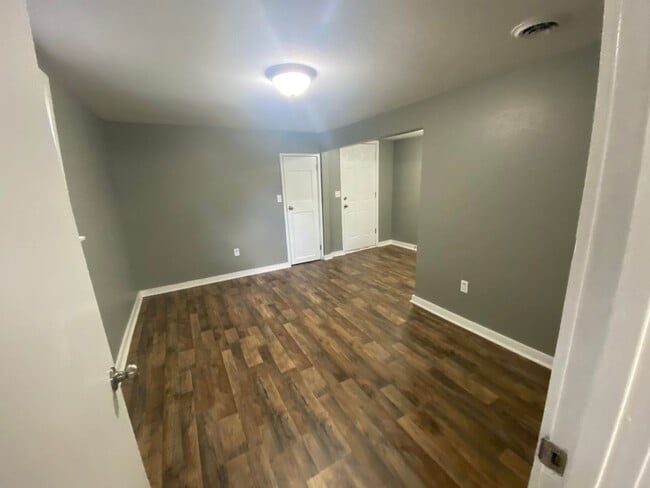 Building Photo - Updated 2 bed/1 bath, 800 sqft home!