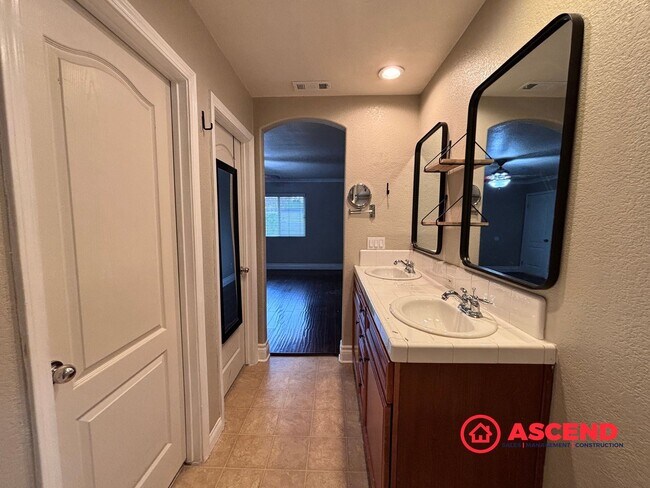 Building Photo - Beautiful NW Bakersfield Home | Cul-de-Sac Living + Solar