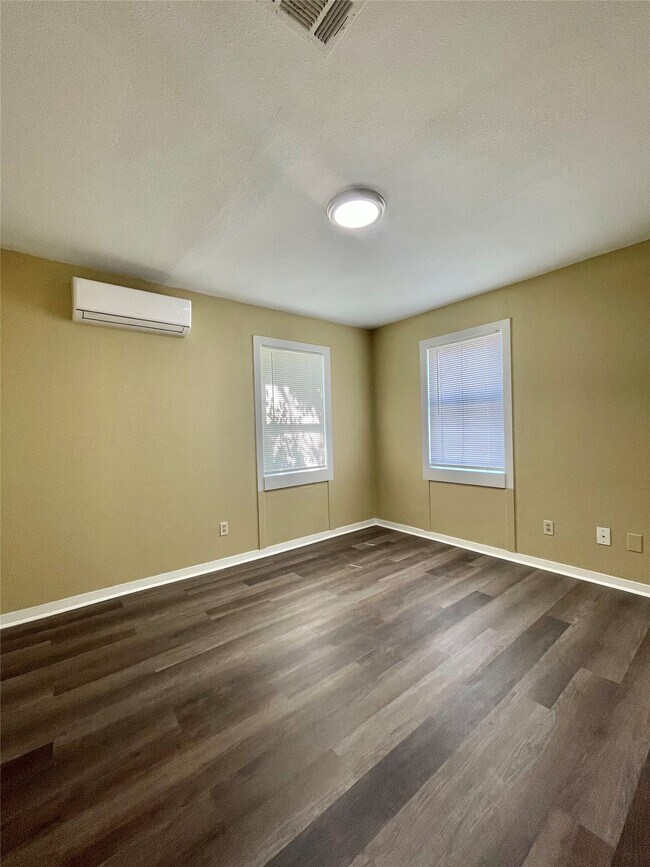 Building Photo - 611 N Avenue D