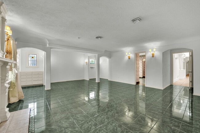 Building Photo - 1250 Shadow Ln