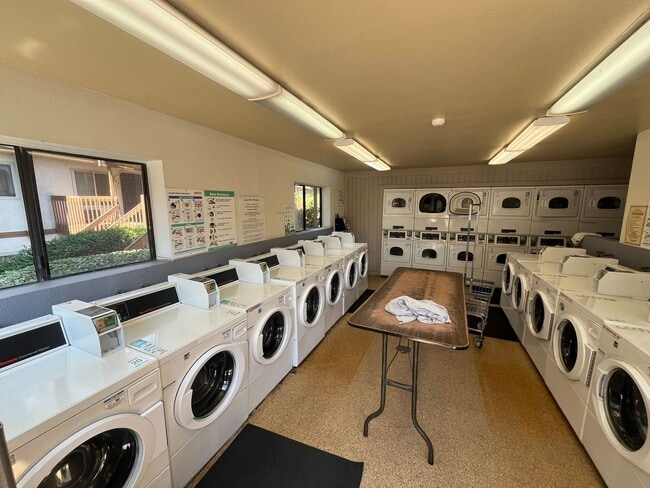 Building Photo - Cozy 1 Bedroom Condo with Walk-In Closet &...