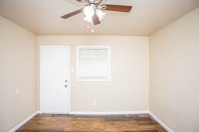 Building Photo - Comfy 2 bed 1 bath home!