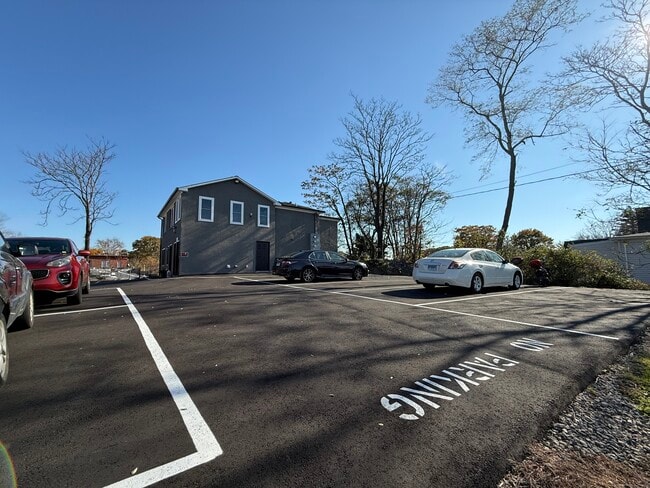 Building Photo - 213 Ely Ave