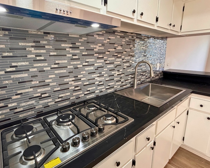 Range & Stove Top - 1002 Mission Dr