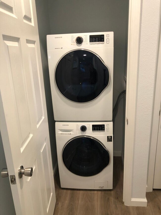 Building Photo - Must See Spacious Studio Apartment