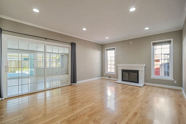 Building Photo - Charming 3BR/2BA Single Family Home for re...