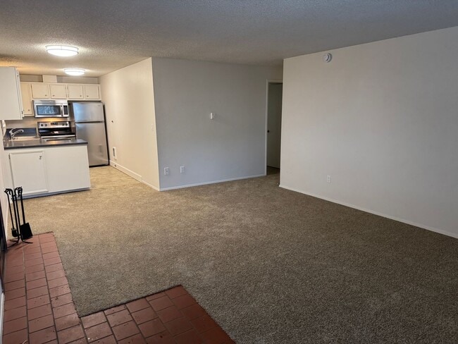 Building Photo - Spacious ground level 1br/1ba Apt with attached garage and washer/dryer in unit