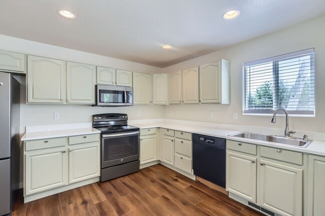 Building Photo - Gorgeous 4 Bed 2.5 Bath Home in Wolf Creek!