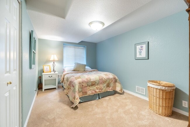 Building Photo - Gorgeous 6 bed 3.5 bath home located in Longmont, CO!