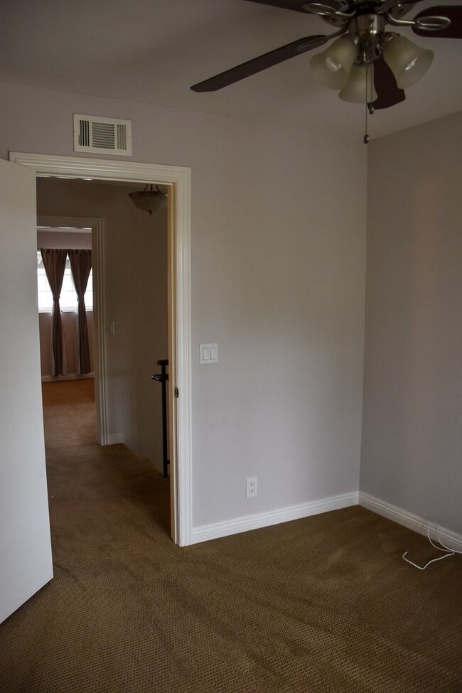 Building Photo - 3 Bedroom 2.5 Bath Hampton Court Condo Nea...