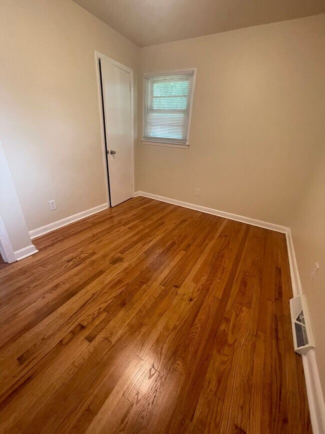 Building Photo - Adorable 3 Bedroom with Updates