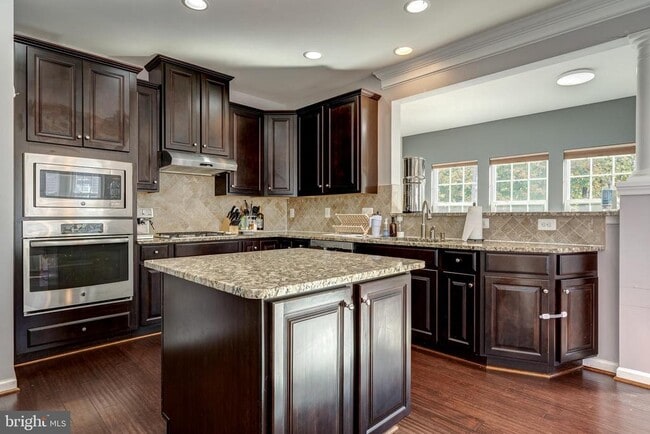 Building Photo - 25850 Clairmont Manor Square