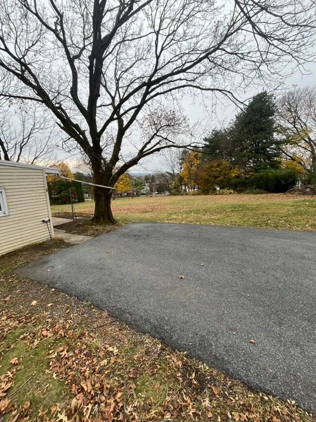 Building Photo - 602 E Maple St