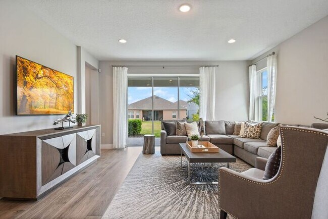 Building Photo - "Unfurnished" Luxurious 5/3.5 Stunning Home with a Generous Loft and a 2 Car Garage in the Highly...