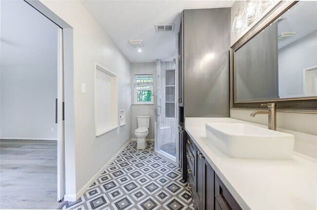 Building Photo - 5019 Oak Forest Dr