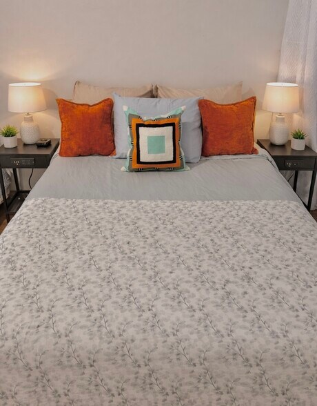 Building Photo - 2811 Dracena St