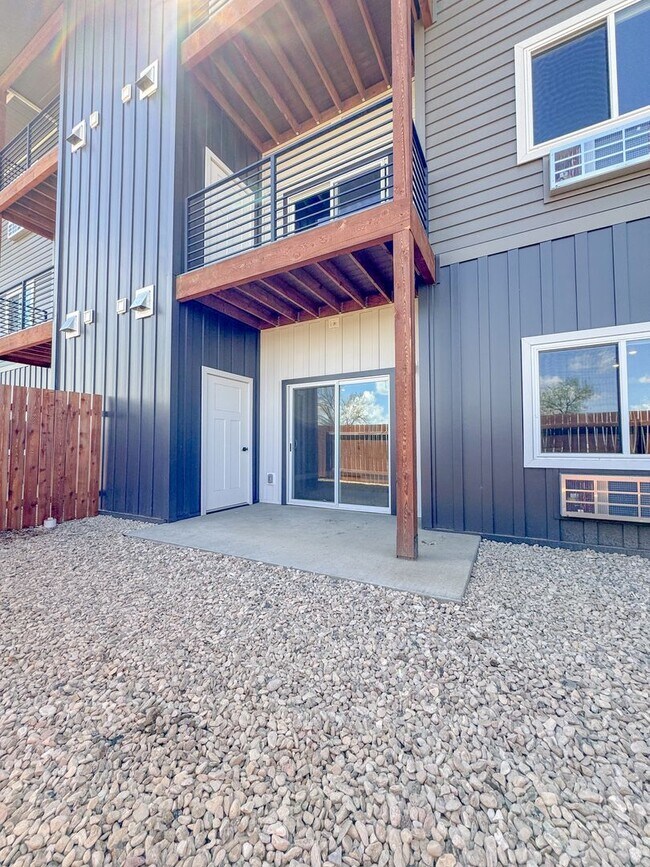 Building Photo - Pet Friendly 2 bed/ 2 bath unit at Soldier...