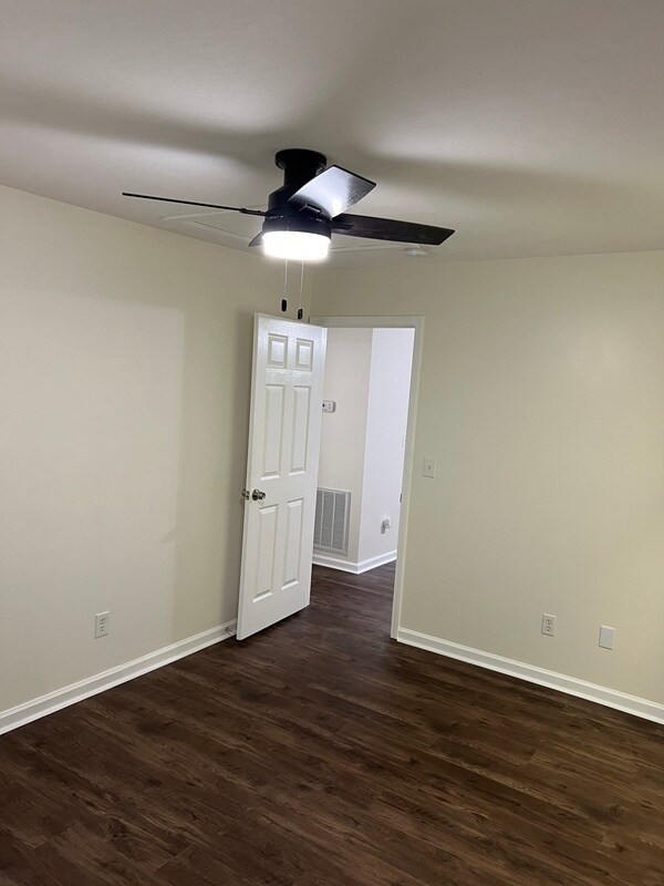 Building Photo - 800 Lullwater Rd