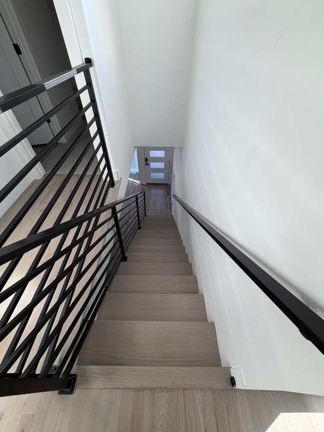 Building Photo - Gorgeous Sunnyside 4 bedroom home with rooftop patio