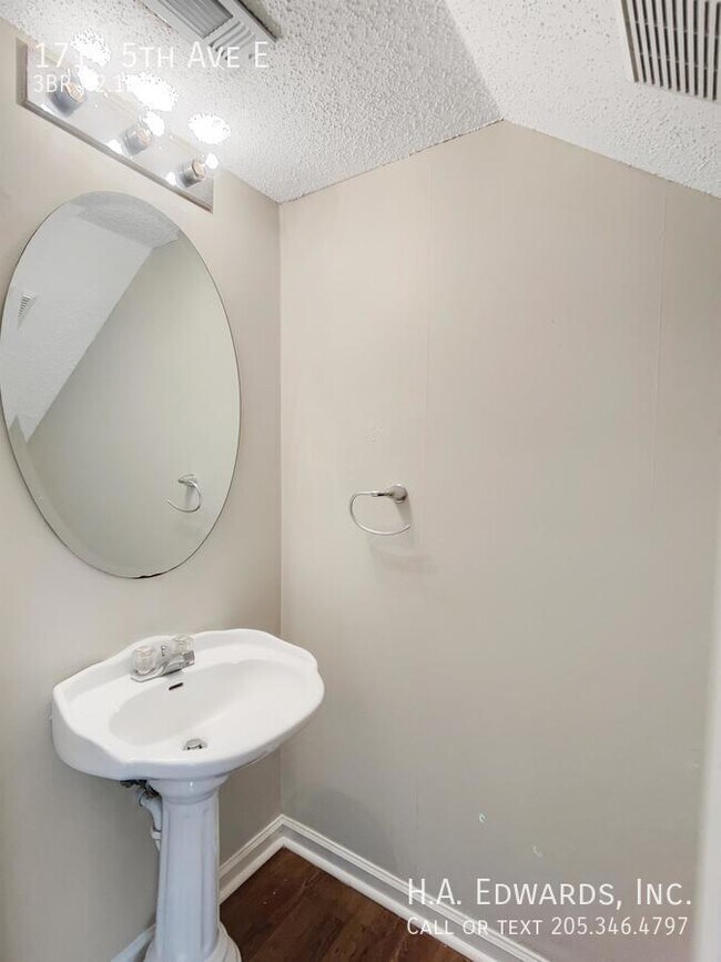 Building Photo - 1714 5th Ave E