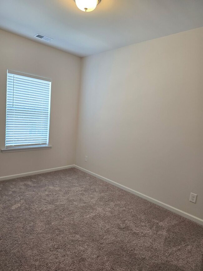 Building Photo - Brand new 3 bed 2.5 bath Townhome located ...