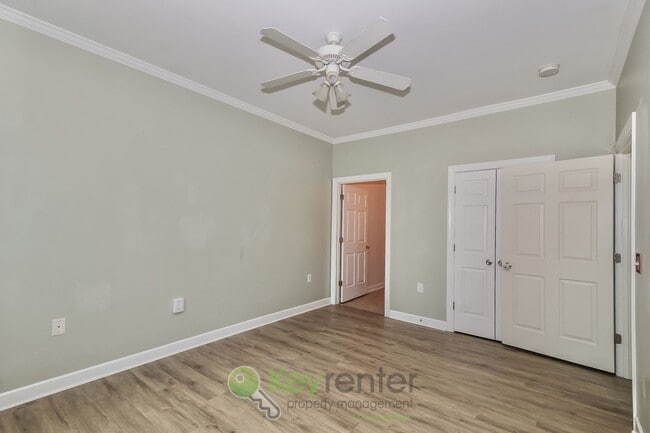 Building Photo - Gorgeous  Townhome - 2 Br/2 Bath, Pet-Friendly. Just  a short walk from UNCW in Wilmington!