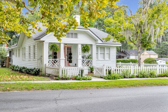 Primary Photo - Completely Renovated Charming - 3 bedroom 2 bathroom home - 1108 Bonventure Rd, Savannah GA