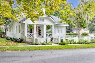 Building Photo - Completely Renovated Charming - 3 bedroom 2 bathroom home - 1108 Bonventure Rd, Savannah GA