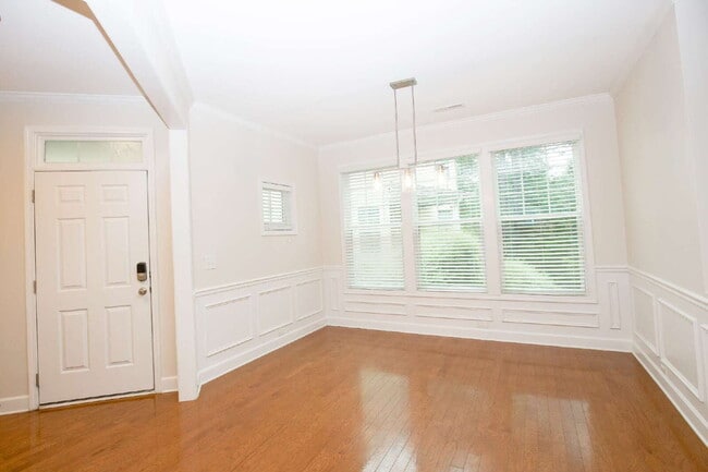 Building Photo - Charming 3 bed, 2.5 bath home with bonus t...
