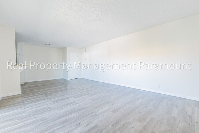 Building Photo - Beautiful One Bedroom Apartment in Miracle Mile
