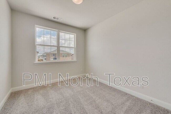 Building Photo - 717 Amenduni Ln