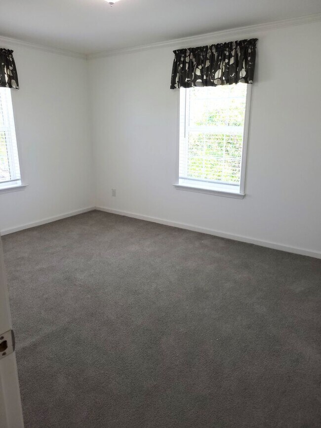 Building Photo - Centrally-Located 2-Bed/2-Bath Home, full ...