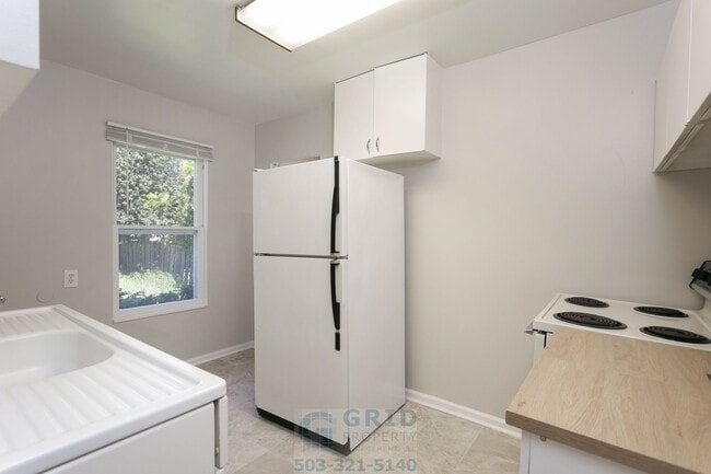 Building Photo - Charming 3 Bedroom Craftsman Home Available in SE Portland!