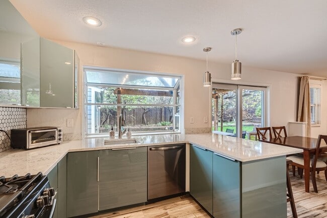 Building Photo - Beautiful 5 BDR Louisville Home/ Private Backyard