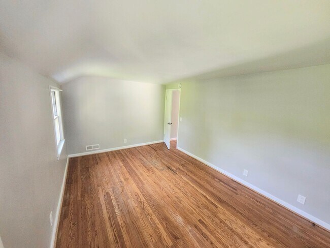 Building Photo - Spacious 4bd apt | Laundry hooks ups | Off street parking