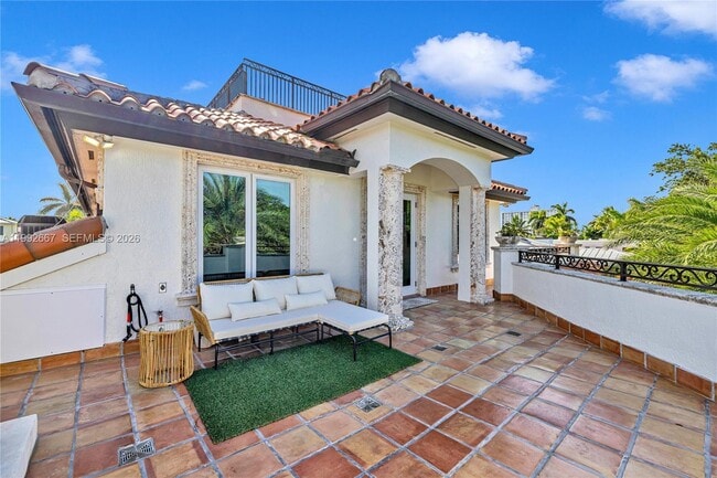 Building Photo - 625 Poinciana Dr