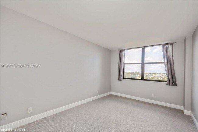 Building Photo - 105 Lake Emerald Dr