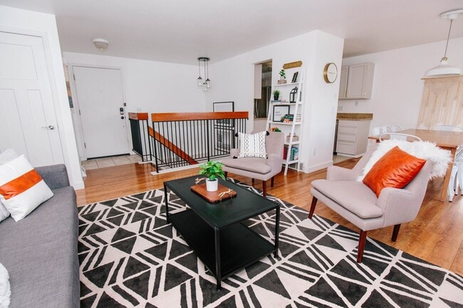 Building Photo - Charming 5-Bedroom Home in Club Crest